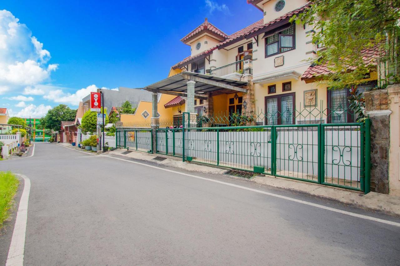 Oyo 3217 The Ts Homestay Malang Eksteriør bilde