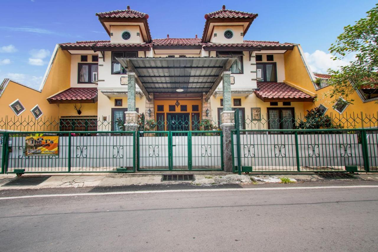 Oyo 3217 The Ts Homestay Malang Eksteriør bilde